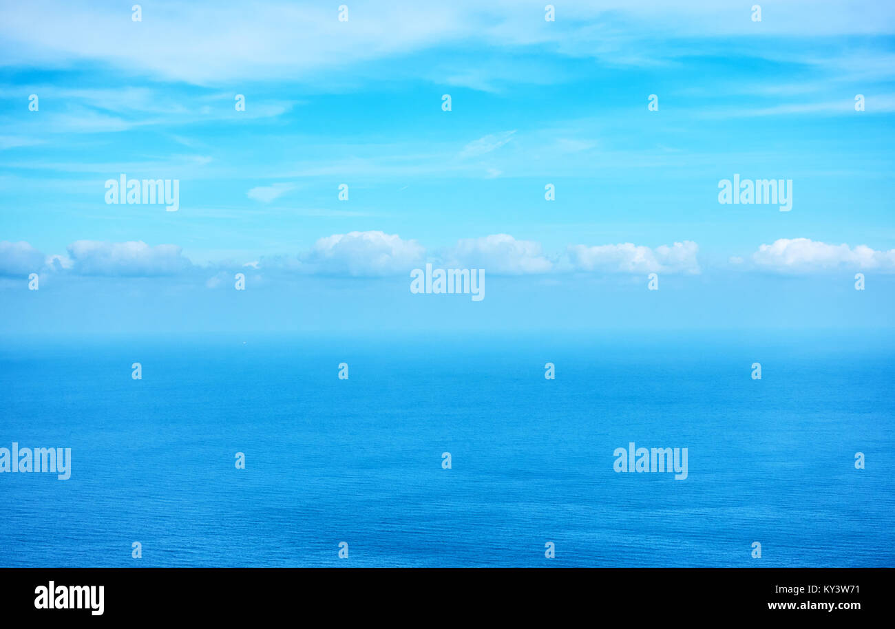 Oceano atlantico e del cielo - bellissimo paesaggio marino con fila di nuvole all'orizzonte Foto Stock