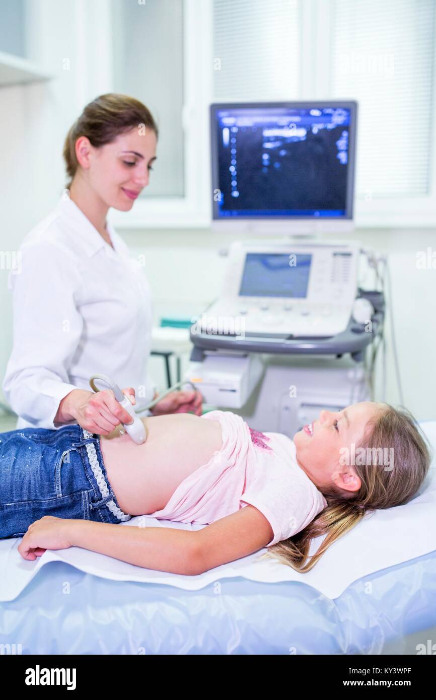 Ecografista eseguendo ultrasuoni sul giovane ragazza. Foto Stock