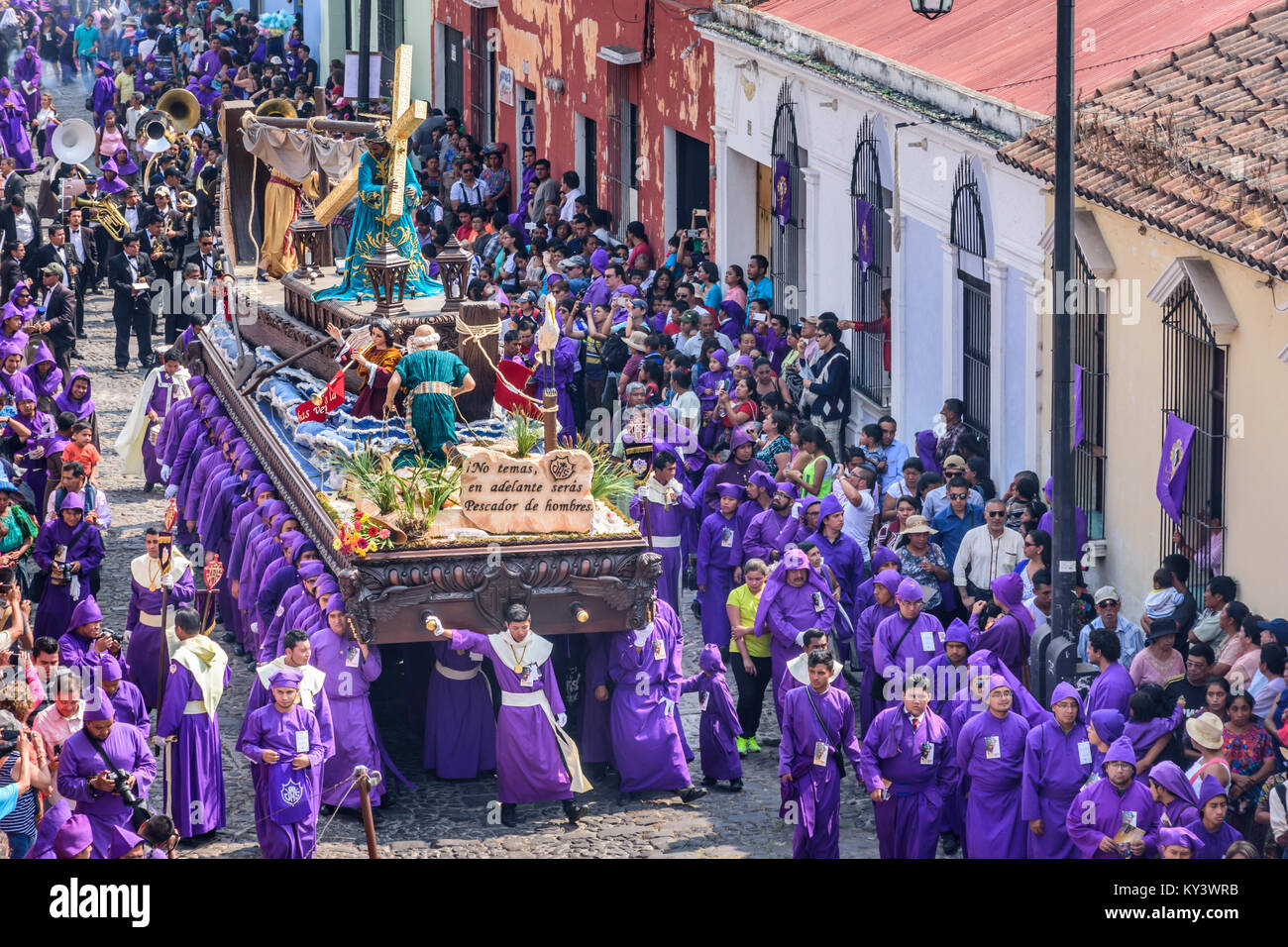 Antigua Guatemala - Marzo 26, 2017: la Quaresima processione in città con più famosi alle celebrazioni della Settimana Santa in America Latina Foto Stock