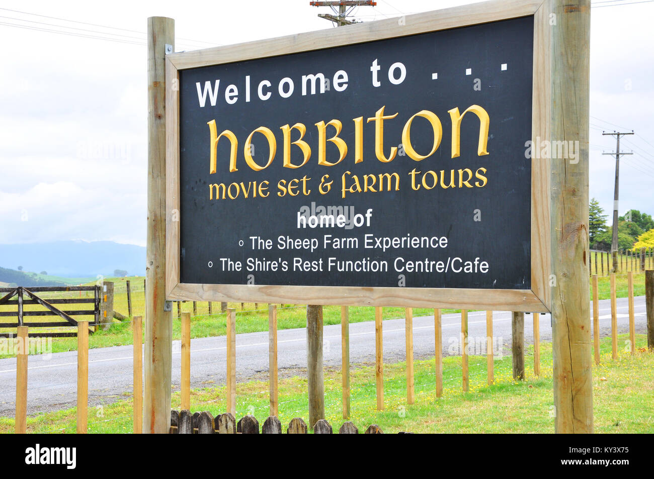 Hobbiton movie set attrazione turistica in terreni agricoli nei pressi di Matamata Nuova Zelanda. Centro visitatori di segno. Spazio per la copia Foto Stock