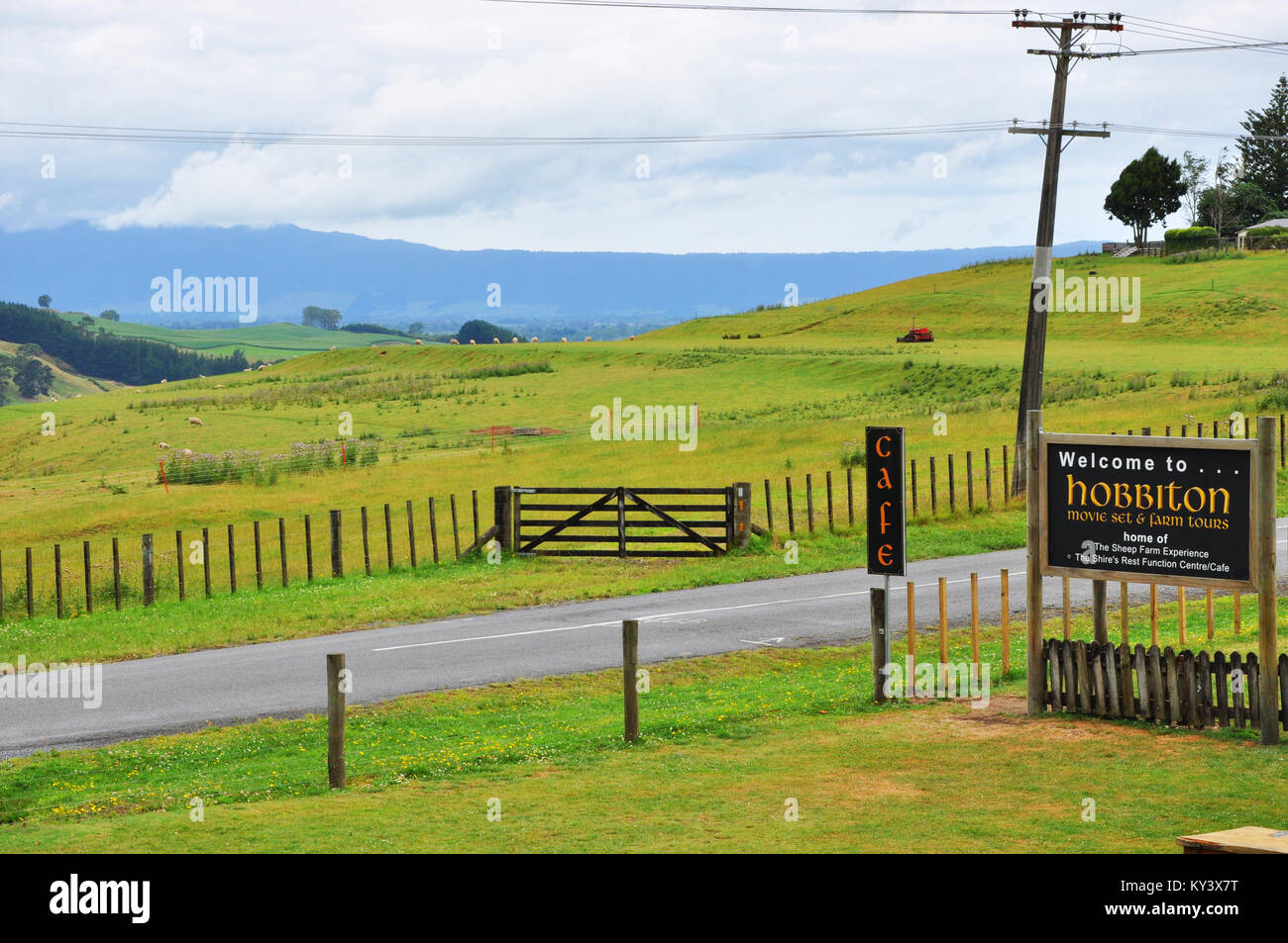 L'attrazione turistica del set cinematografico di Hobbiton nella fattoria vicino a Matamata, nuova Zelanda. Centro visitatori e campi verdi ondulati Foto Stock