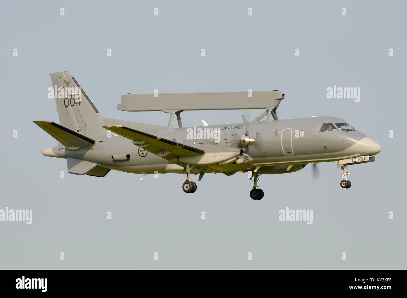 Swedish Air Force Saab 340 AEW&C S100B Argus 100004 (cn 395) Airborne Early Warning & Control Airborne Airborne che atterra. Dotato di radar Erieye Foto Stock