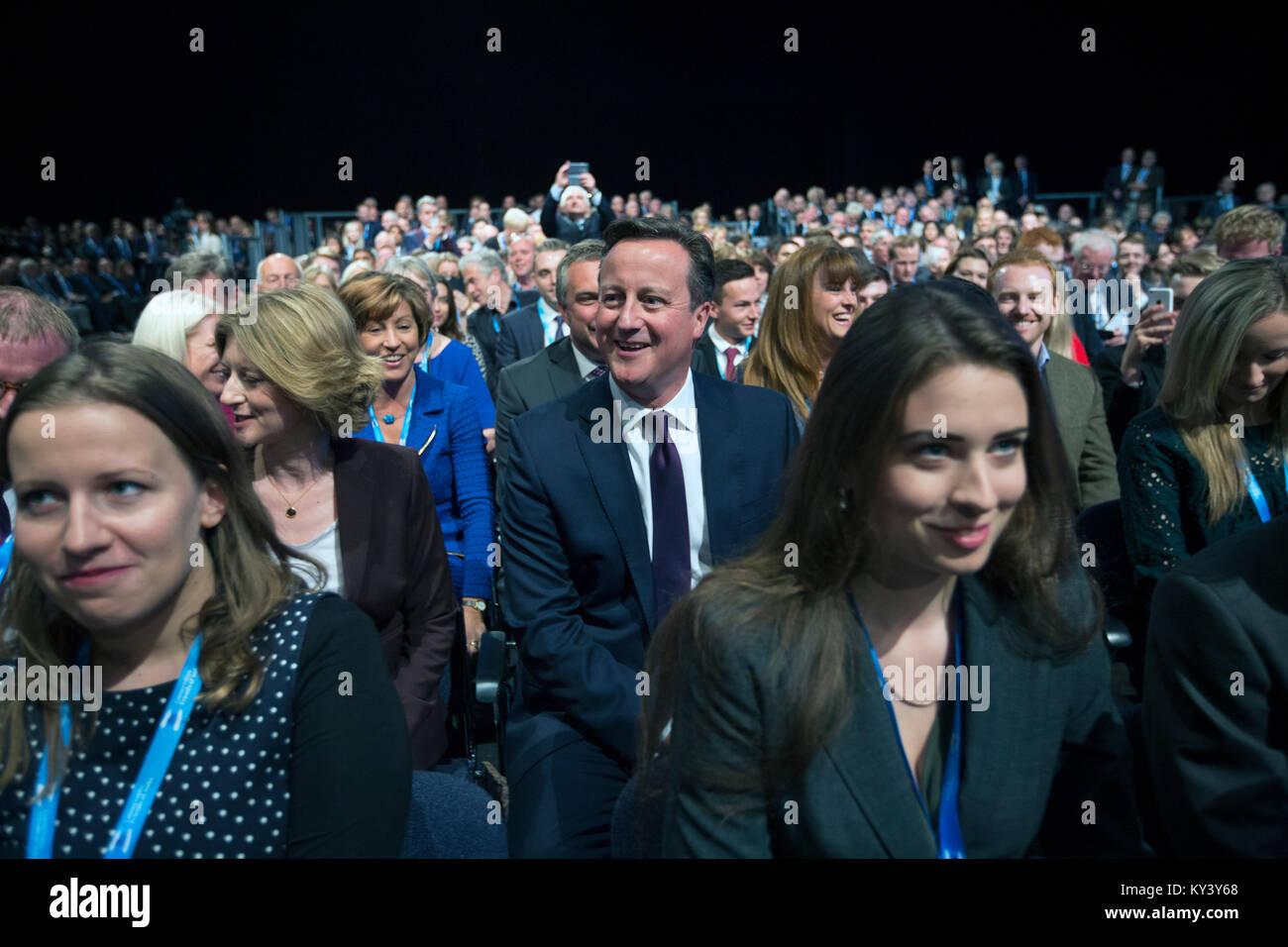 Il primo Ministro David Cameron ha assistito al discorso del Cancelliere dello Scacchiere George Osborne il secondo giorno della conferenza annuale del Partito Conservatore a Manchester. La conferenza si è svolta tra il 4 e il 7 ottobre ed è stata la prima da quando i conservatori hanno vinto le elezioni generali del Regno Unito del 2015. Foto Stock