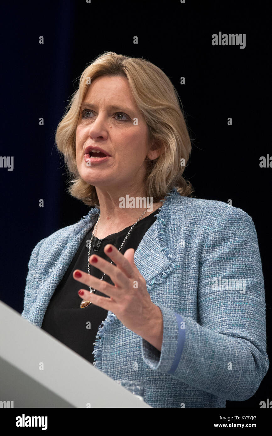 Il segretario di Stato per l'energia e il cambiamento climatico Ambra Rudd MP, rivolgendosi ai delegati il secondo giorno del partito conservatore conferenza annuale a Manchester. La conferenza ha avuto luogo tra il 4-7 ottobre e che è stato il primo dato che i conservatori hanno vinto i 2015 elezioni generali britanniche. Foto Stock