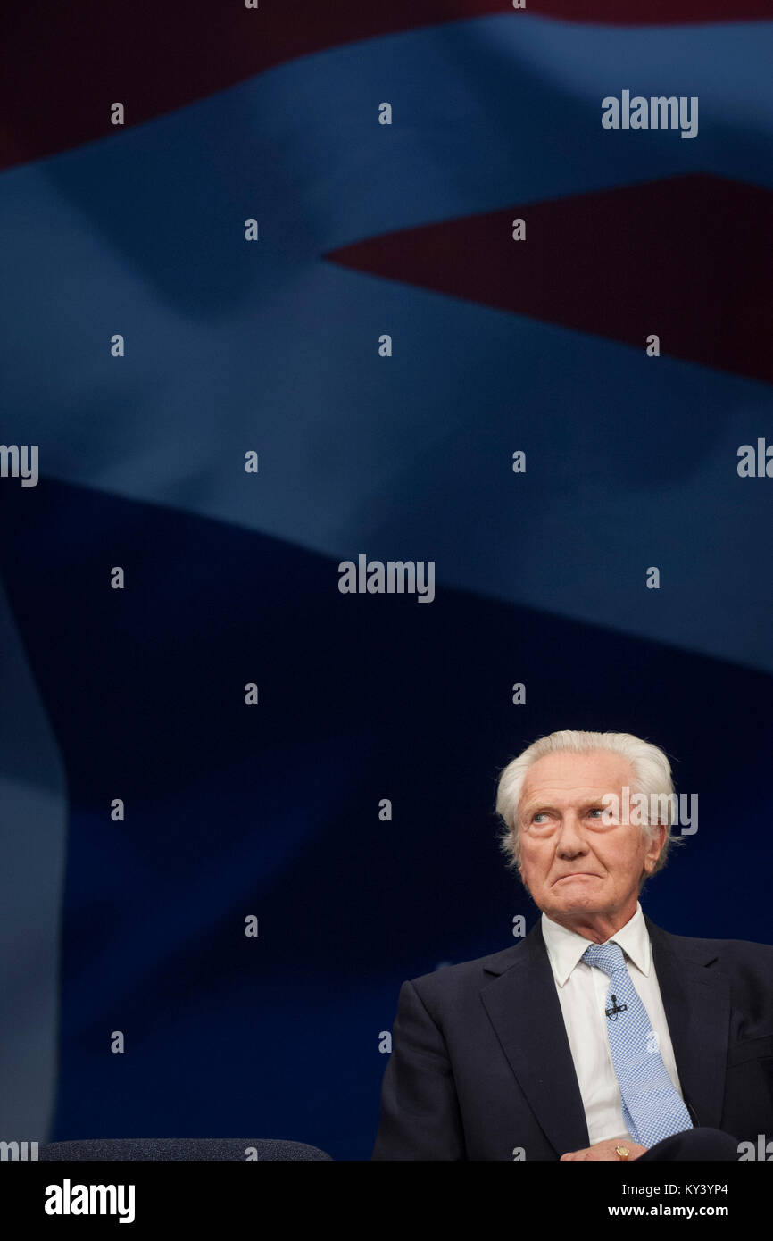 Signore Michael Heseltine prendendo parte a un panel di discussione il secondo giorno del partito conservatore conferenza annuale a Manchester. La conferenza ha avuto luogo tra il 4-7 ottobre e che è stato il primo dato che i conservatori hanno vinto i 2015 elezioni generali britanniche. Foto Stock