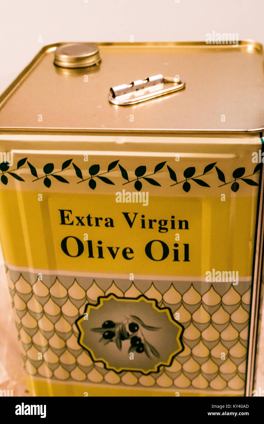 Tradizionale greco per l'olio d'oliva può Foto Stock