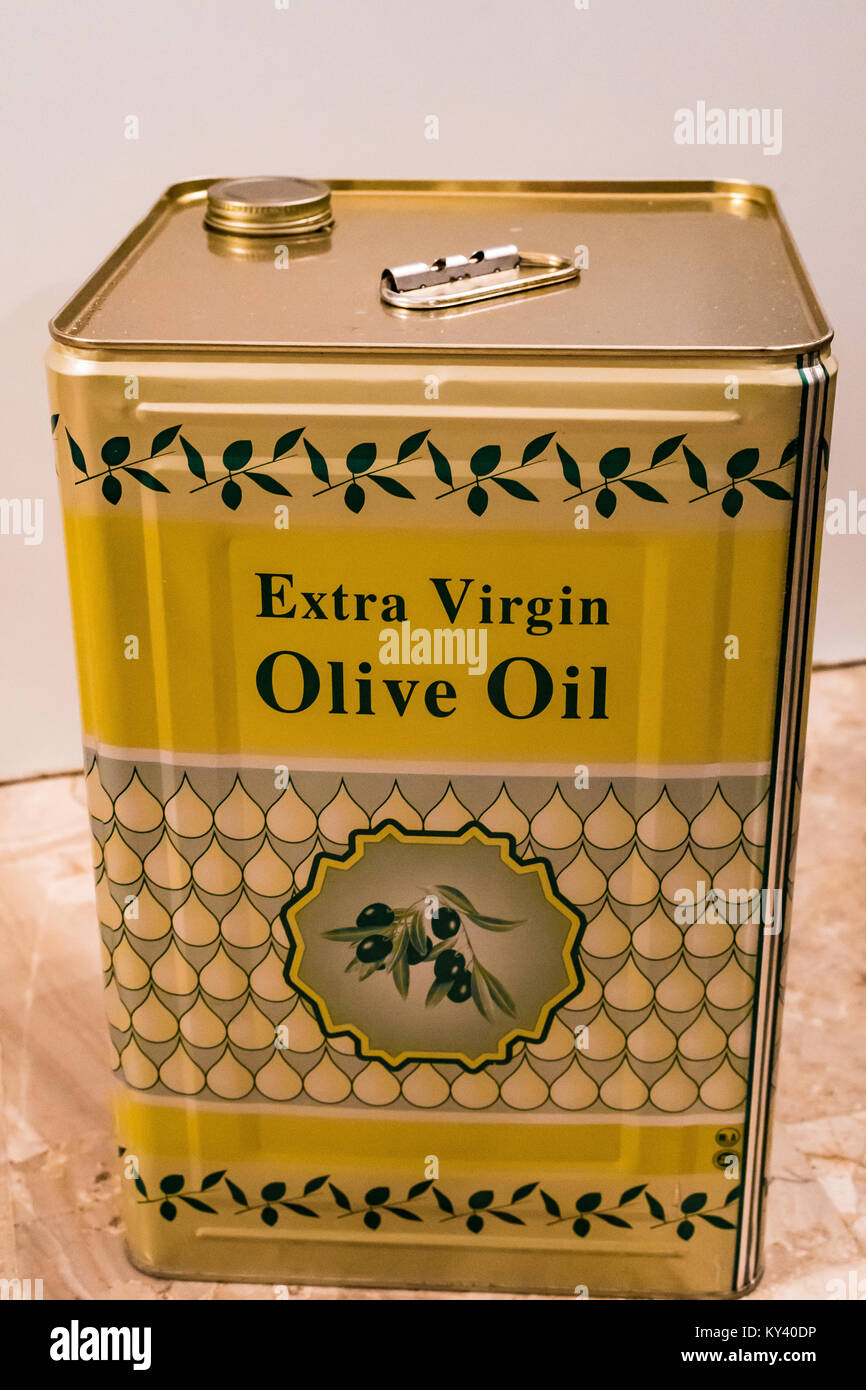 Tradizionale greco per l'olio d'oliva può Foto Stock