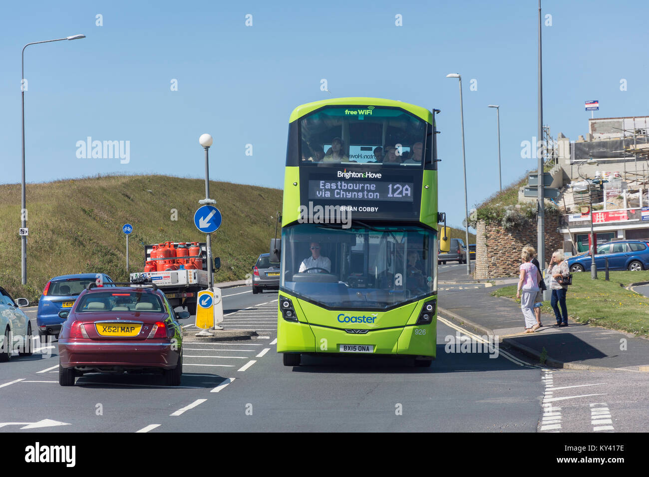 Local Coaster double-decker bus sul Marine Drive strada costiera, Saltdean, East Sussex, England, Regno Unito Foto Stock