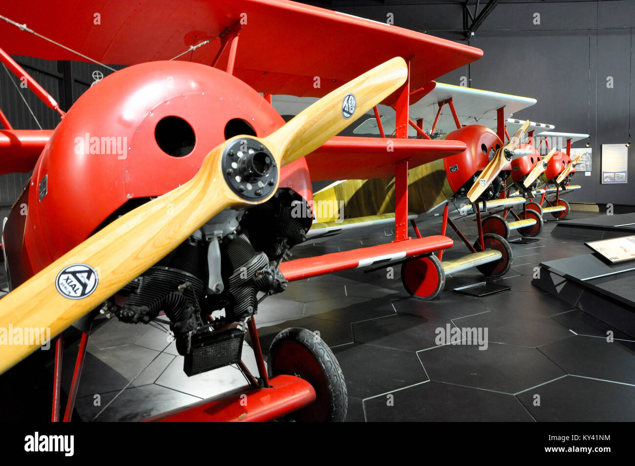 Fila di replica del Fokker Dreidecker Triplane DR.1 nel museo Omaka Aviation Heritage Centre, South Island, nuova Zelanda. Aerei tedeschi Foto Stock