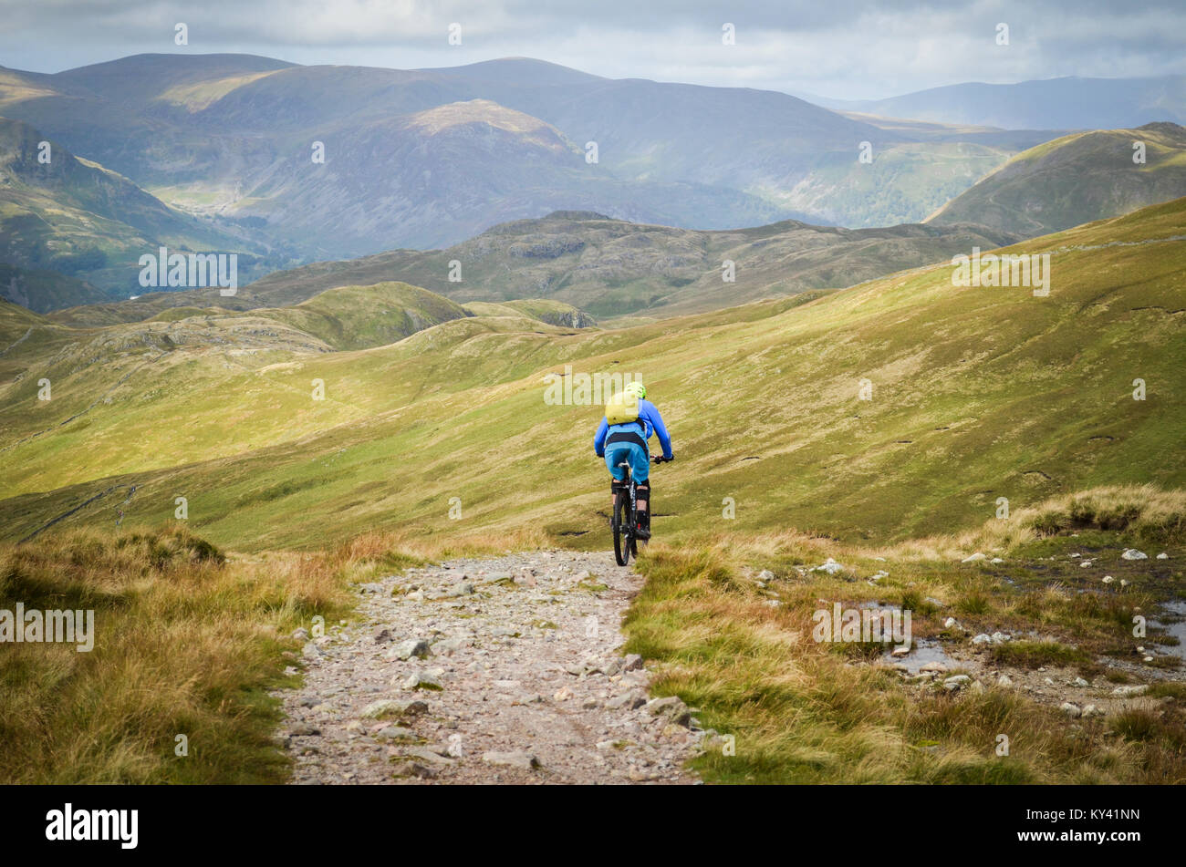 Mountain Biker vicino Patterdale, Cumbria, Inghilterra; l'Inghilterra del Coast to Coast Path Foto Stock