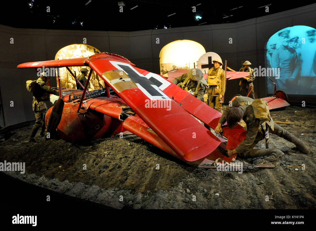 Red Baron crash scena in un cavaliere del cielo diorama in Omaka Aviation Heritage Center Museum, South Island, in Nuova Zelanda. Foto Stock