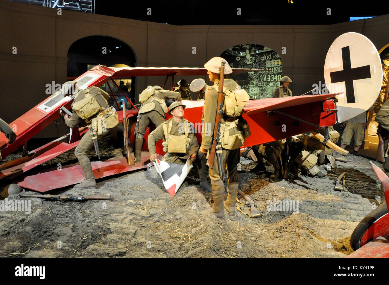 Red Baron crash scena in un cavaliere del cielo diorama in Omaka Aviation Heritage Center Museum, South Island, in Nuova Zelanda. Foto Stock