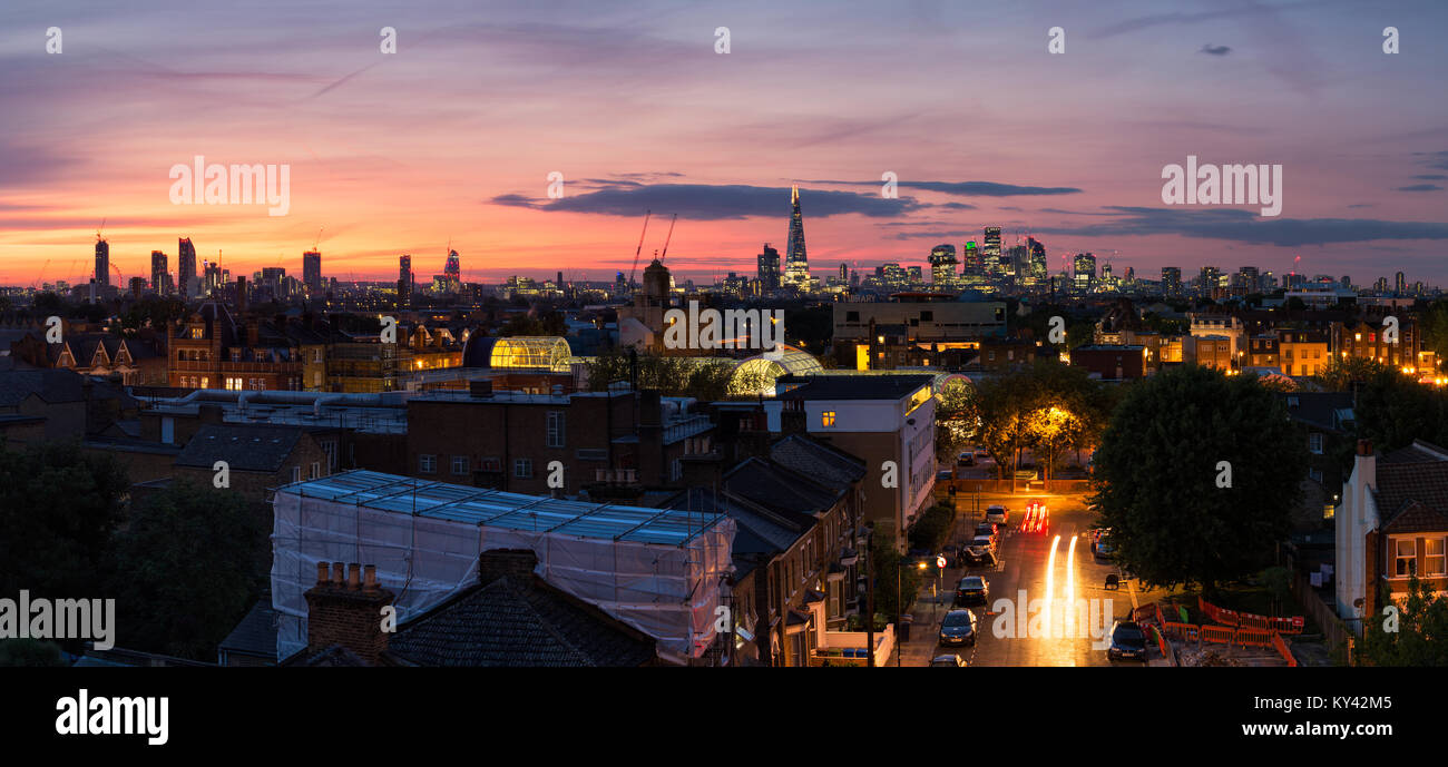 Vista di Londra sullo skyline al tramonto dalla Peckham con case residenziali in primo piano Foto Stock