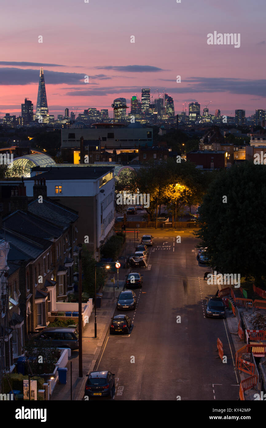 Vista di Londra sullo skyline al tramonto dalla Peckham con case residenziali in primo piano Foto Stock