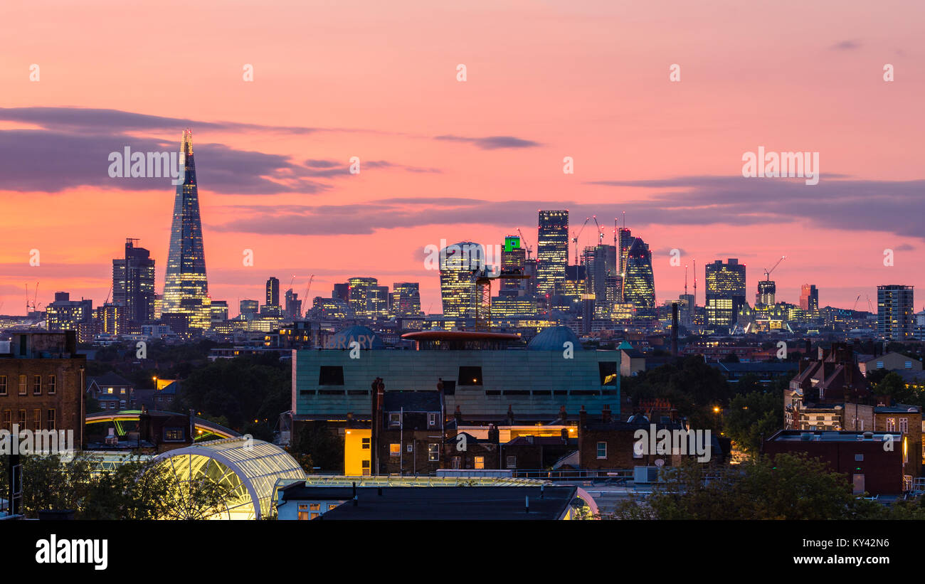 Vista di Londra sullo skyline al tramonto dalla Peckham con case residenziali in primo piano Foto Stock