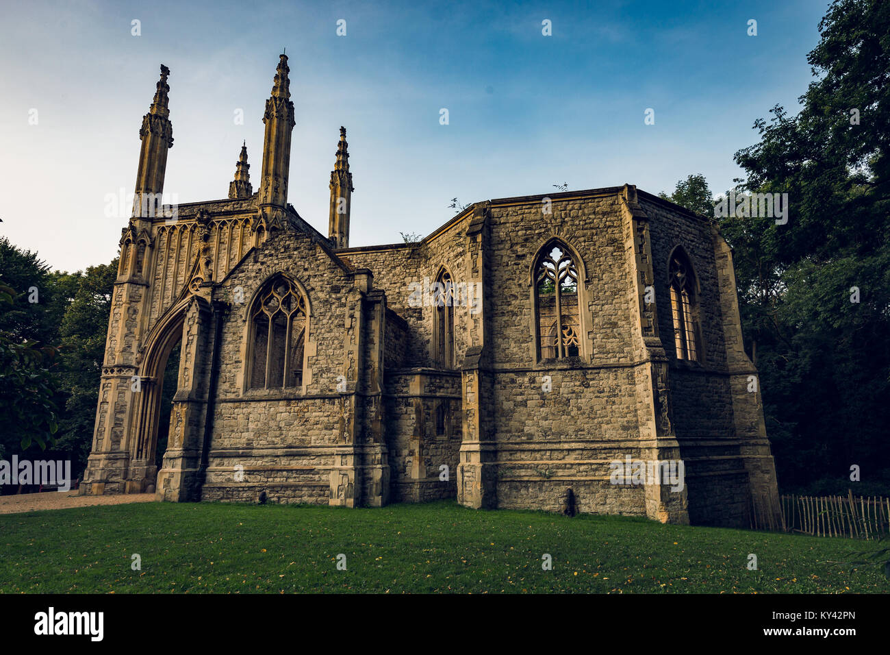 Il parzialmente distrutta cappella anglicana sul cimitero Nunhead, Southwark, Londra Foto Stock