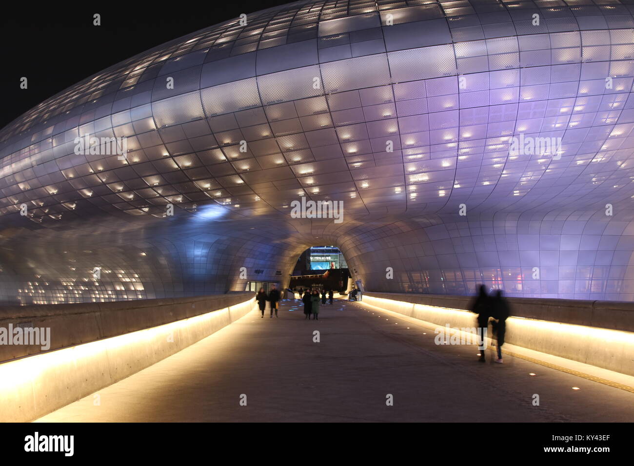 Architettura futuristica di Zaha Hadid al Dongdaemun Design Plaza di Seoul di notte in Corea Foto Stock