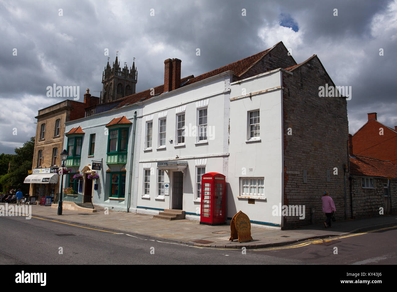 Glastonbury, Inghilterra - Luglio 15, 2010: Main Street a Glastonbury, Somerset. Glastonbury è una città nel sud-ovest Inghilterra. È noto per la sua antica un Foto Stock