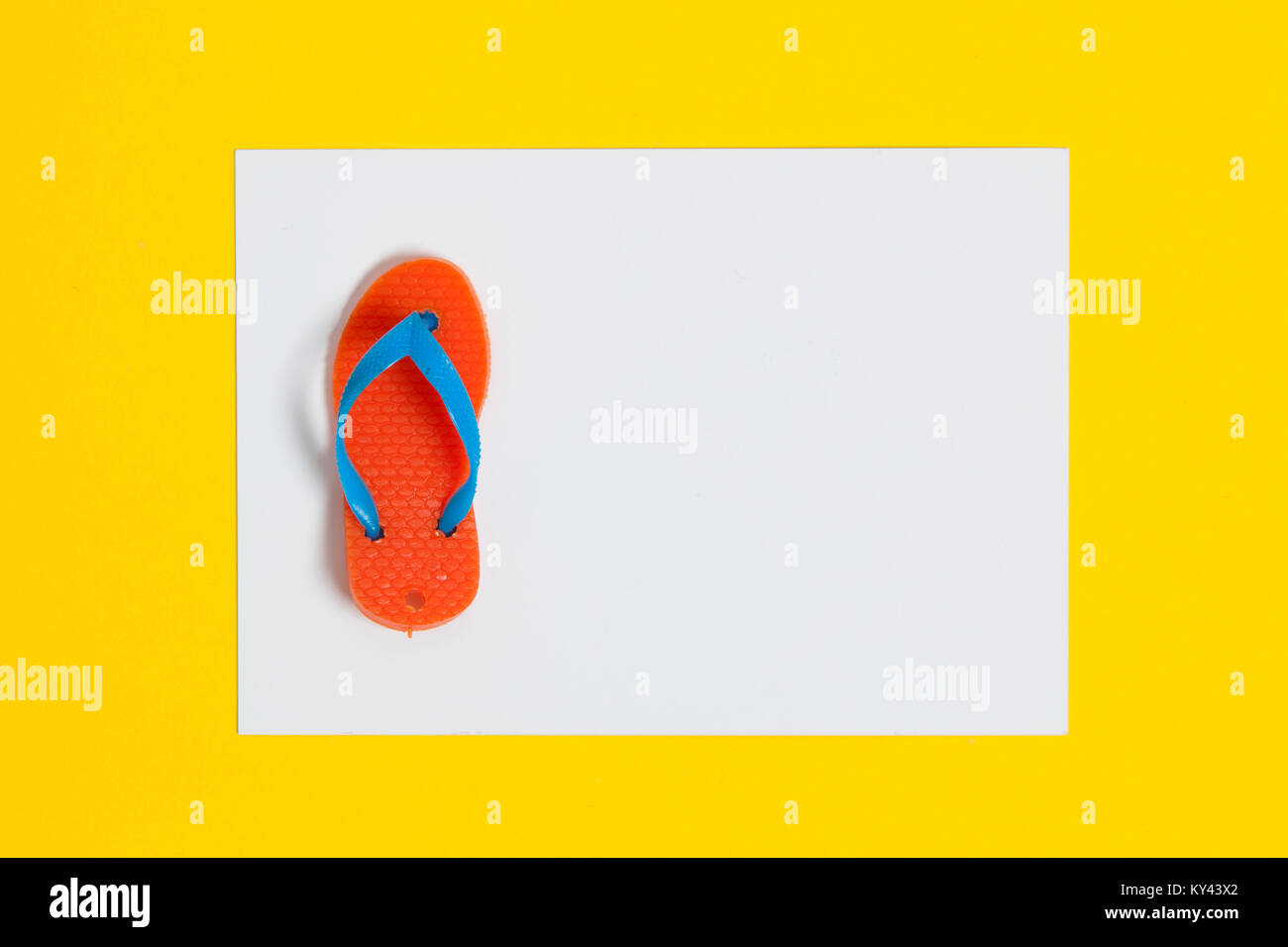 Estate flip flop sandali con un vuoto segno bianco su un brillante sfondo giallo Foto Stock
