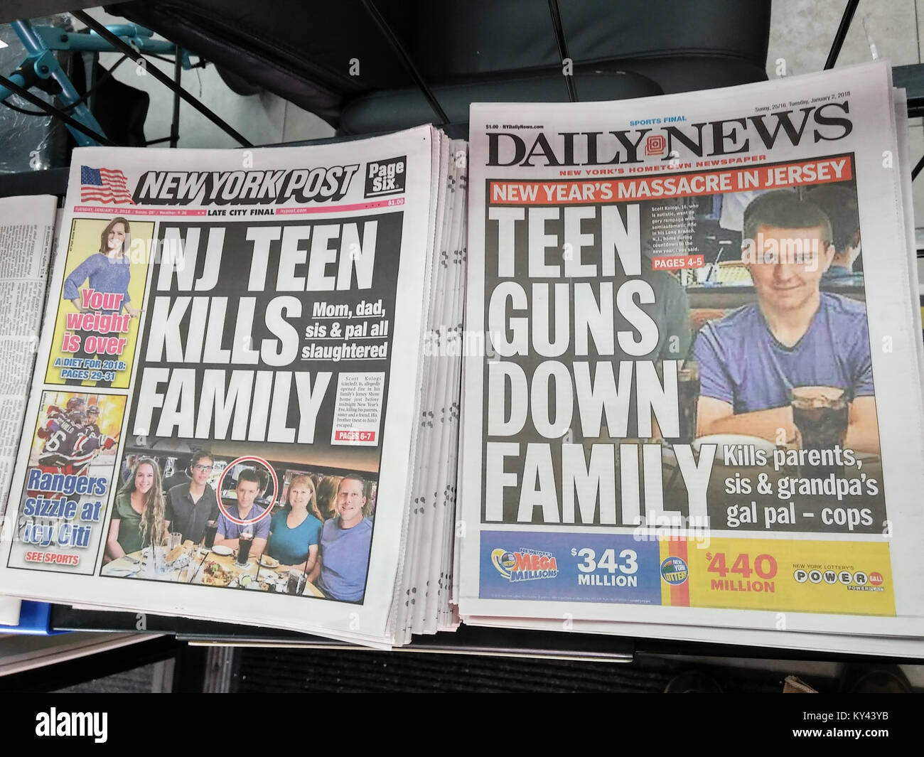 Le pagine anteriore di New York tabloid martedì 2 gennaio 2018 utilizzare coperture simili per la loro copertura della ripresa dal vecchio anno 16 Scott Kologi chi ha ucciso la maggior parte della sua famiglia nel loro New Jersey Shore home la vigilia di Capodanno. (Â© Richard B. Levine) Foto Stock