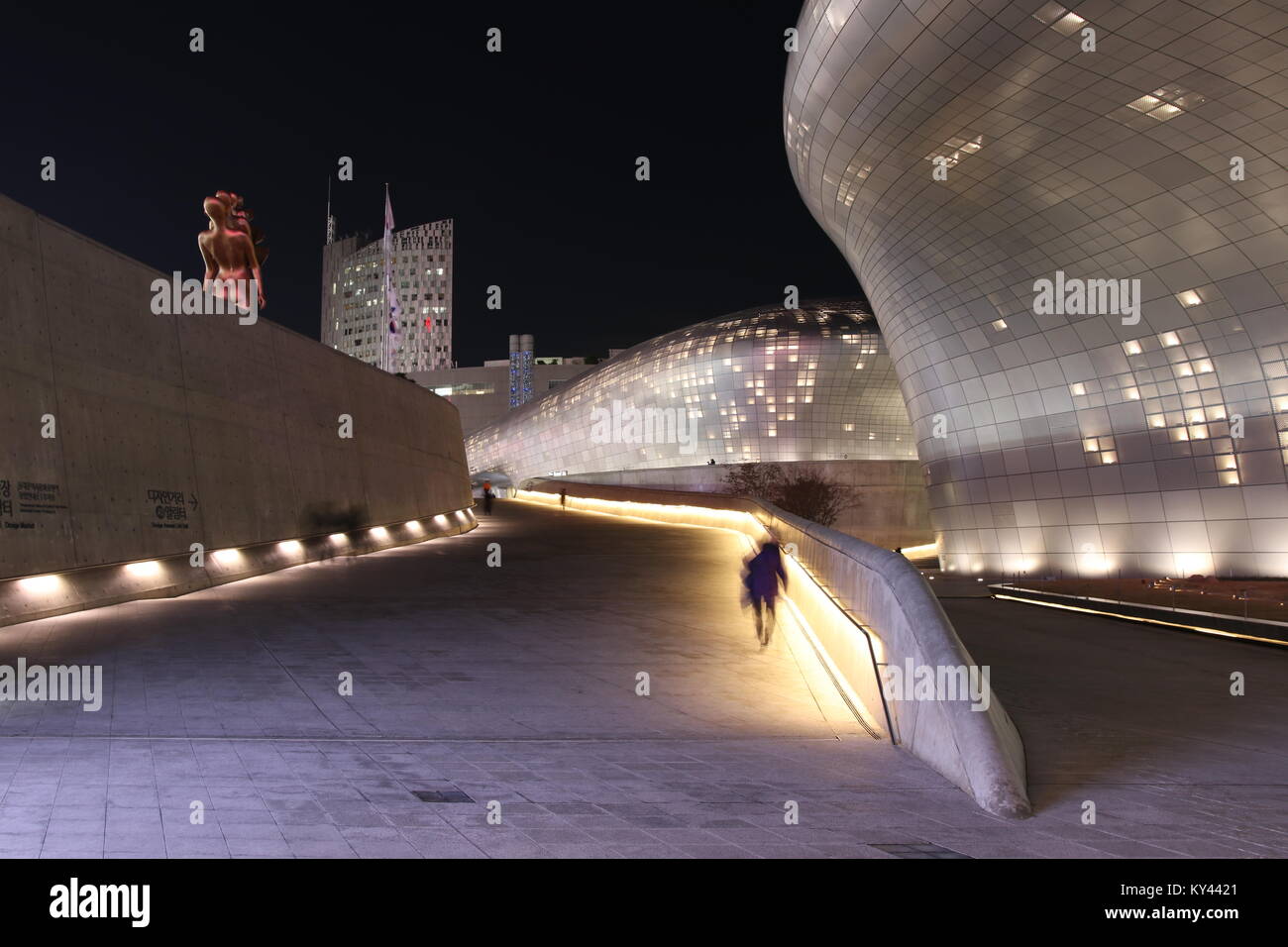 Architettura futuristica di Zaha Hadid al Dongdaemun Design Plaza di Seoul di notte in Corea Foto Stock