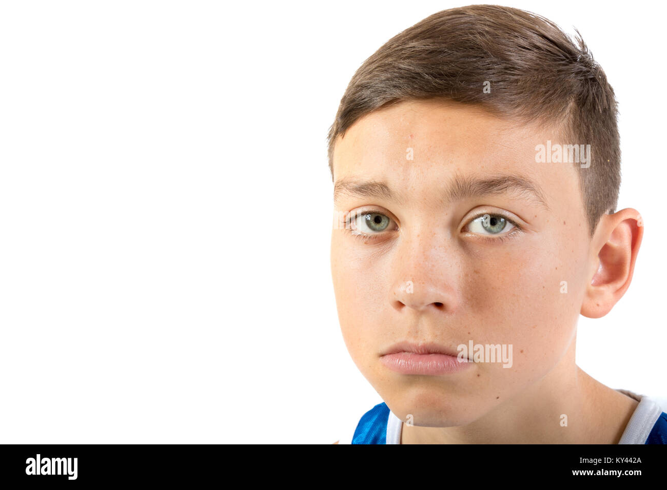 Ragazzo adolescente headshot cercando triste agaisnt uno sfondo bianco Foto Stock