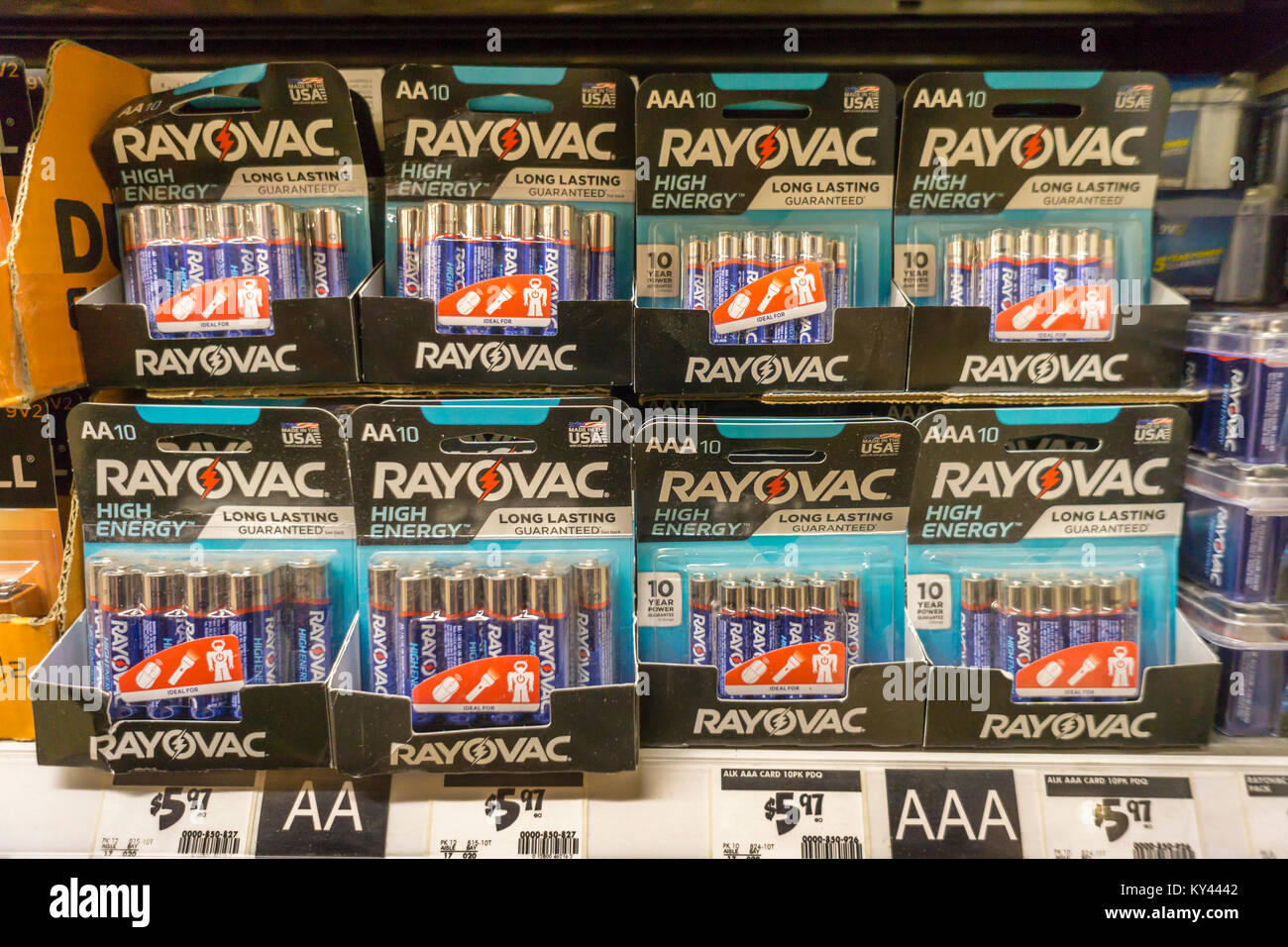 Una selezione di Rayovac batterie in vendita in un negozio a New York il Mercoledì, 3 gennaio 2018. Spectrum Brands Holdings Inc. è segnalato per essere alla ricerca di un acquirente per la sua batteria e unità di apparecchio. Oltre a Rayovac i controlli aziendali il Kwikset, Black & Decker e Remington marche tra gli altri. (Â© Richard B. Levine) Foto Stock
