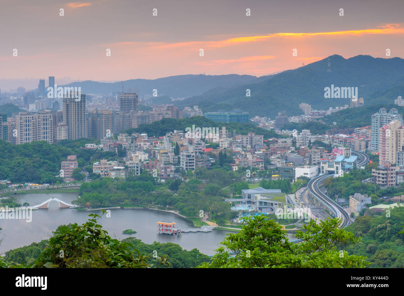 Vista della città di Taipei dal tramonto Foto Stock