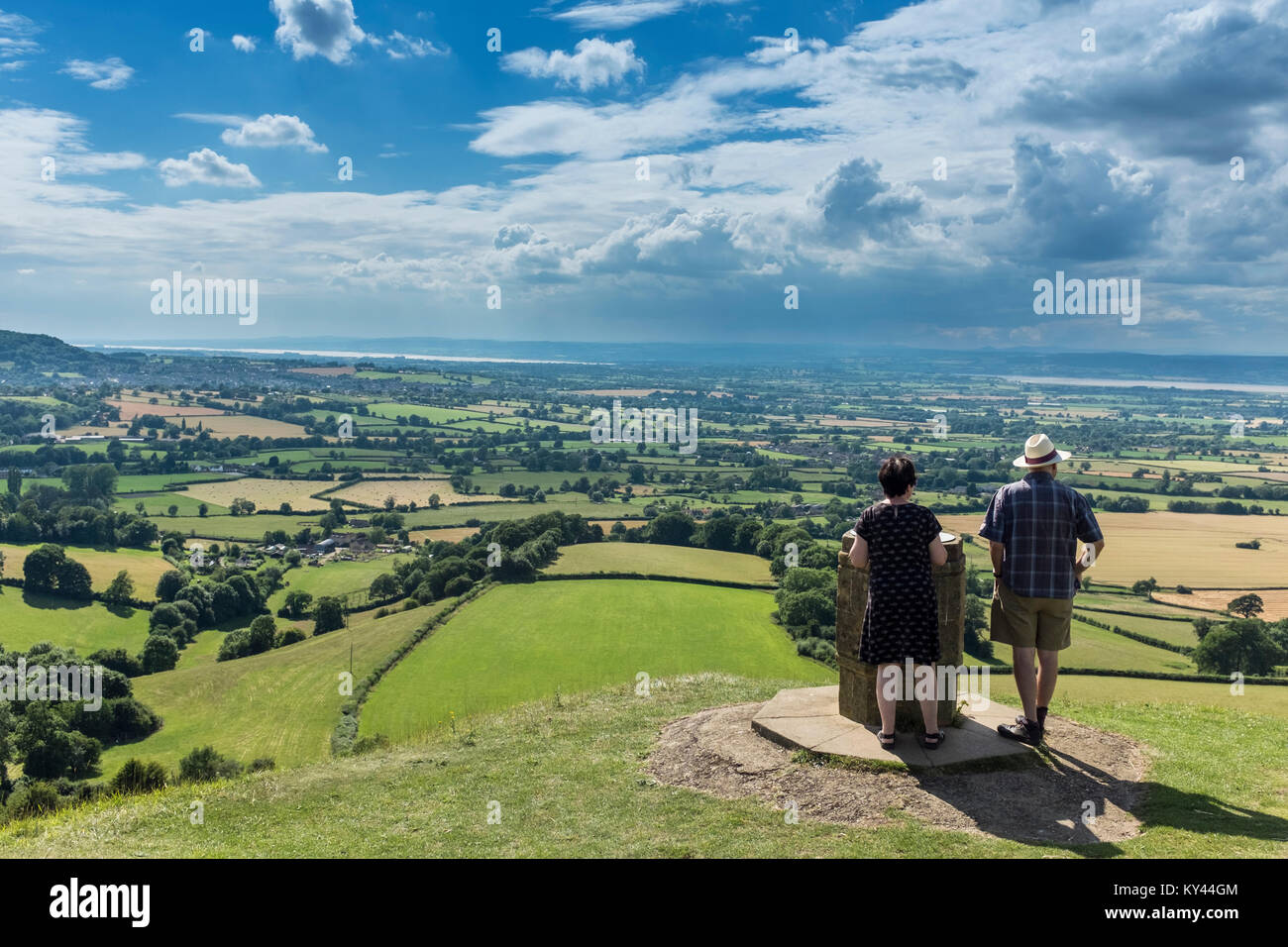 Un giovane gode di vedute panoramiche dal picco Coaley view point, vicino a Stroud, Gloucestershire Foto Stock