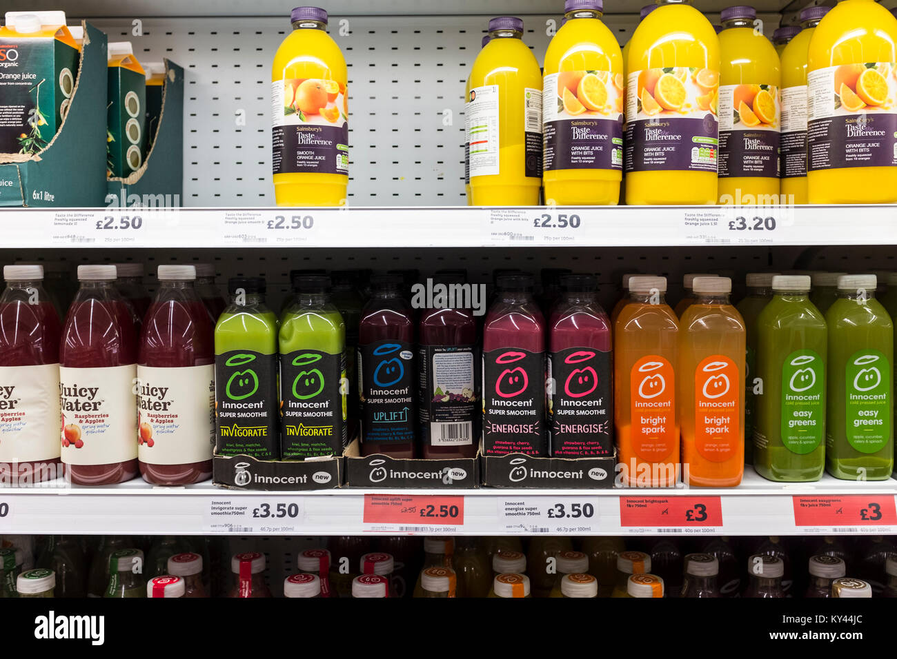 Frullato di innocenti e di altri succhi di frutta bottiglie in esposizione su scaffali del supermercato, REGNO UNITO Foto Stock