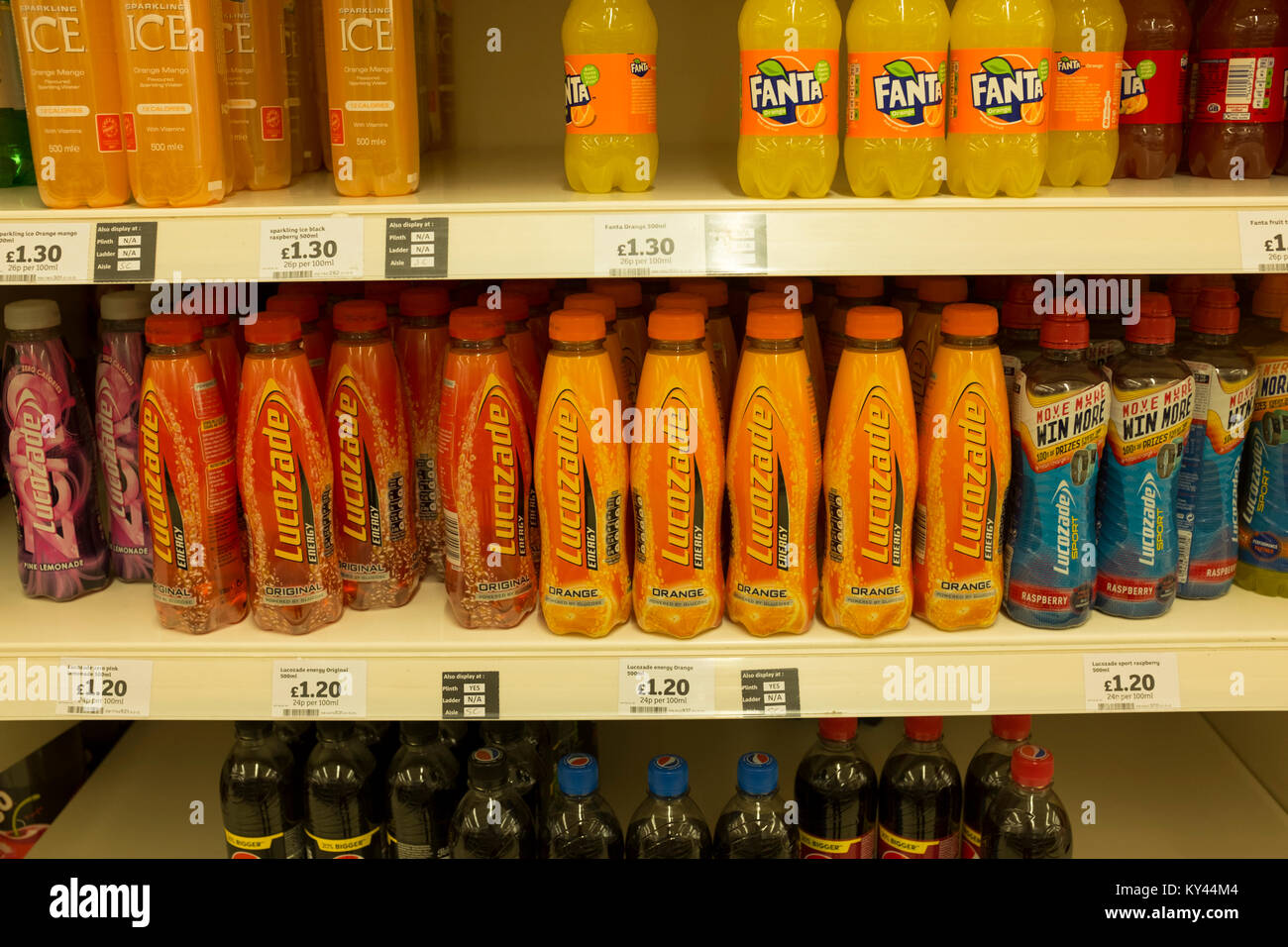 Lucozade energy drinks bottiglie sul display in scaffali del supermercato, REGNO UNITO Foto Stock