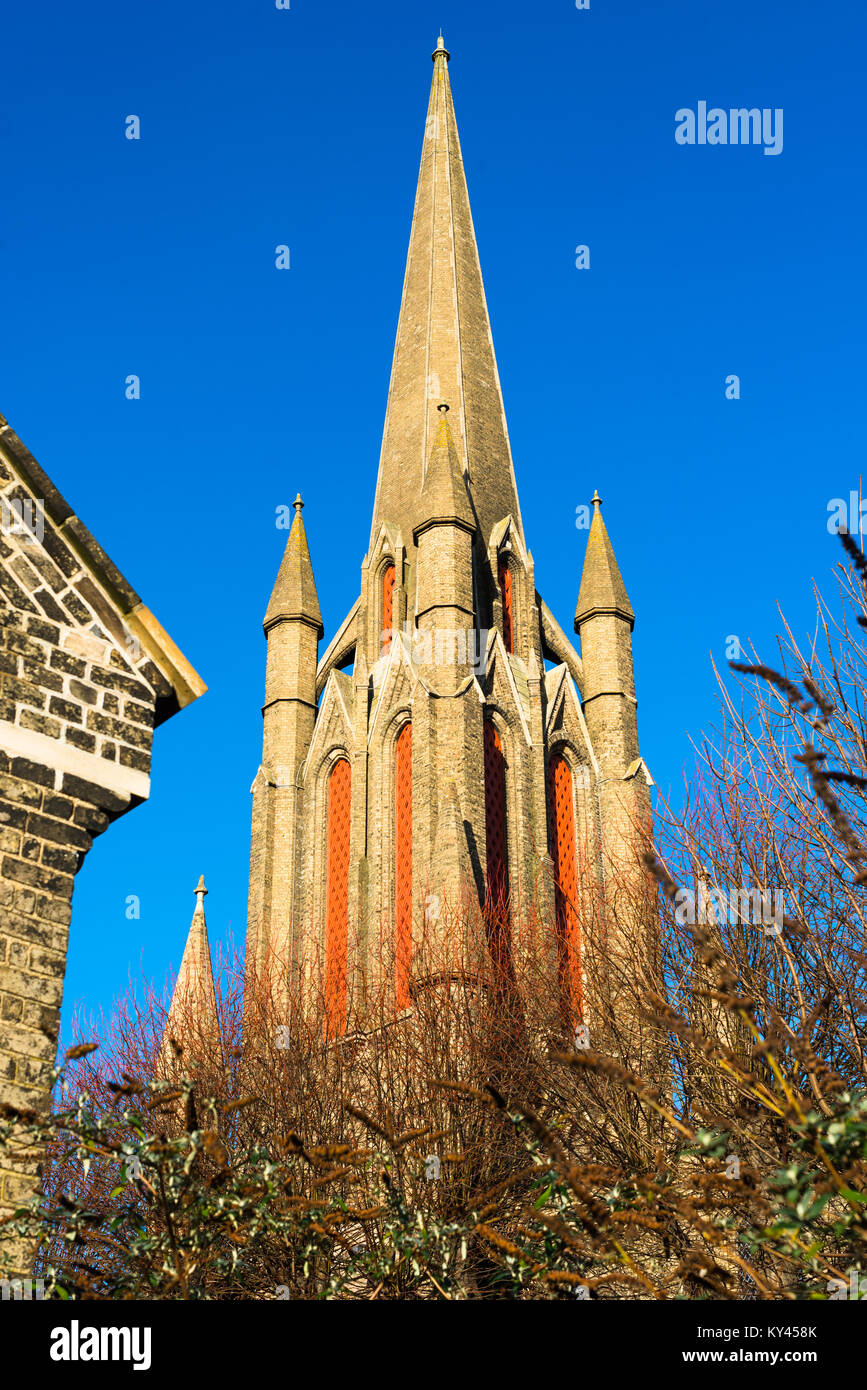 Tra i filari di bianco e rosso mattone case terrazza è William Rangers 1840 Victorian chiesa gotica di San Giovanni Evangelista. Bury St Edmunds, Suffolk Foto Stock