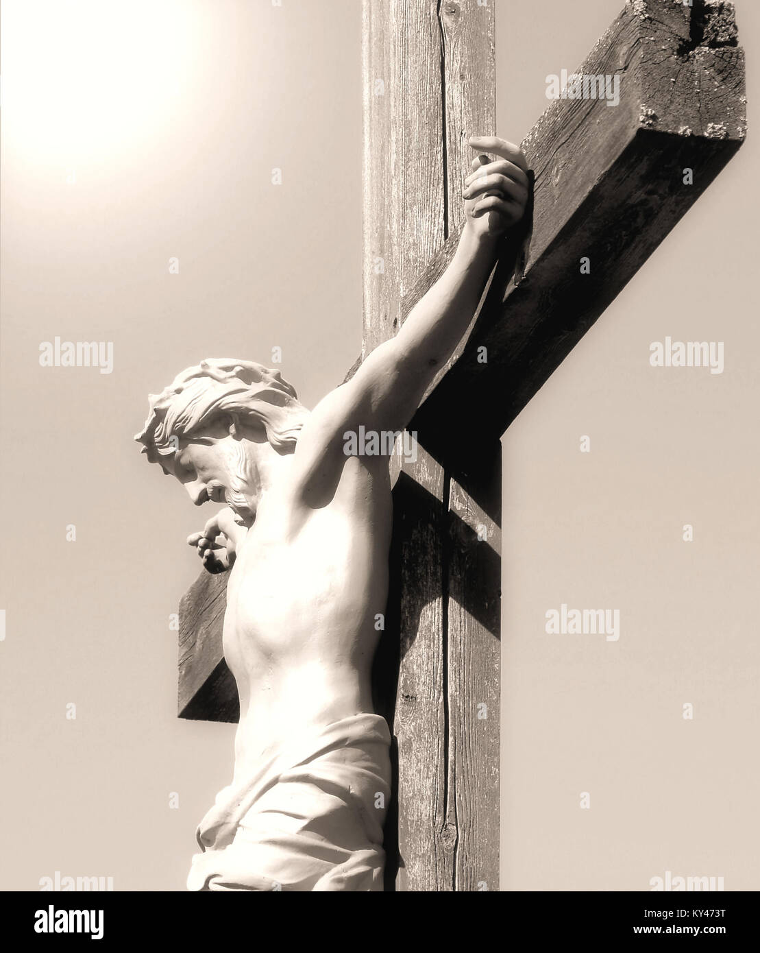 La crocifissione - Cristo inchiodato ad una croce di legno, luce splende da sopra Foto Stock