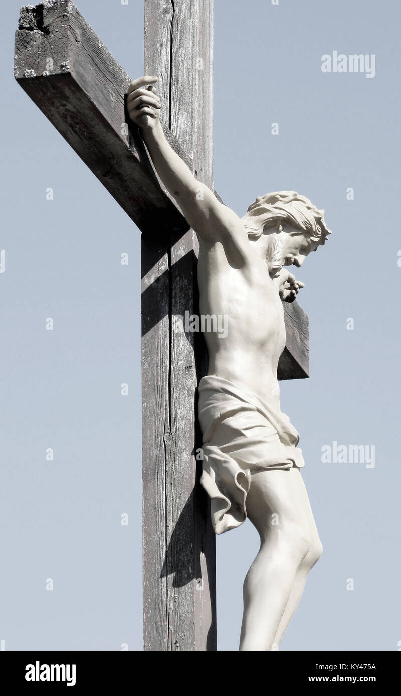 La crocifissione - Statua di Cristo inchiodato ad una croce di legno Foto Stock