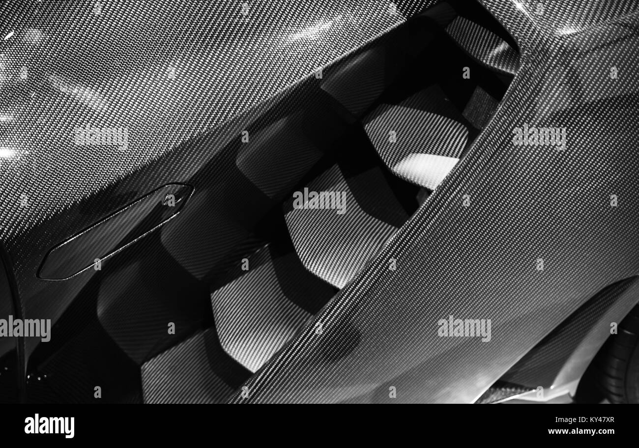 Luxury Italian sports car frammento, aerodinamica griglia di carbonio copre il sistema di aspirazione dell'aria Foto Stock