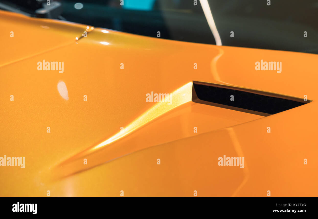 Giallo di lusso frammento roadster, aerodinamica del sistema di aspirazione dell'aria sulla progettazione di un cofano per auto Foto Stock