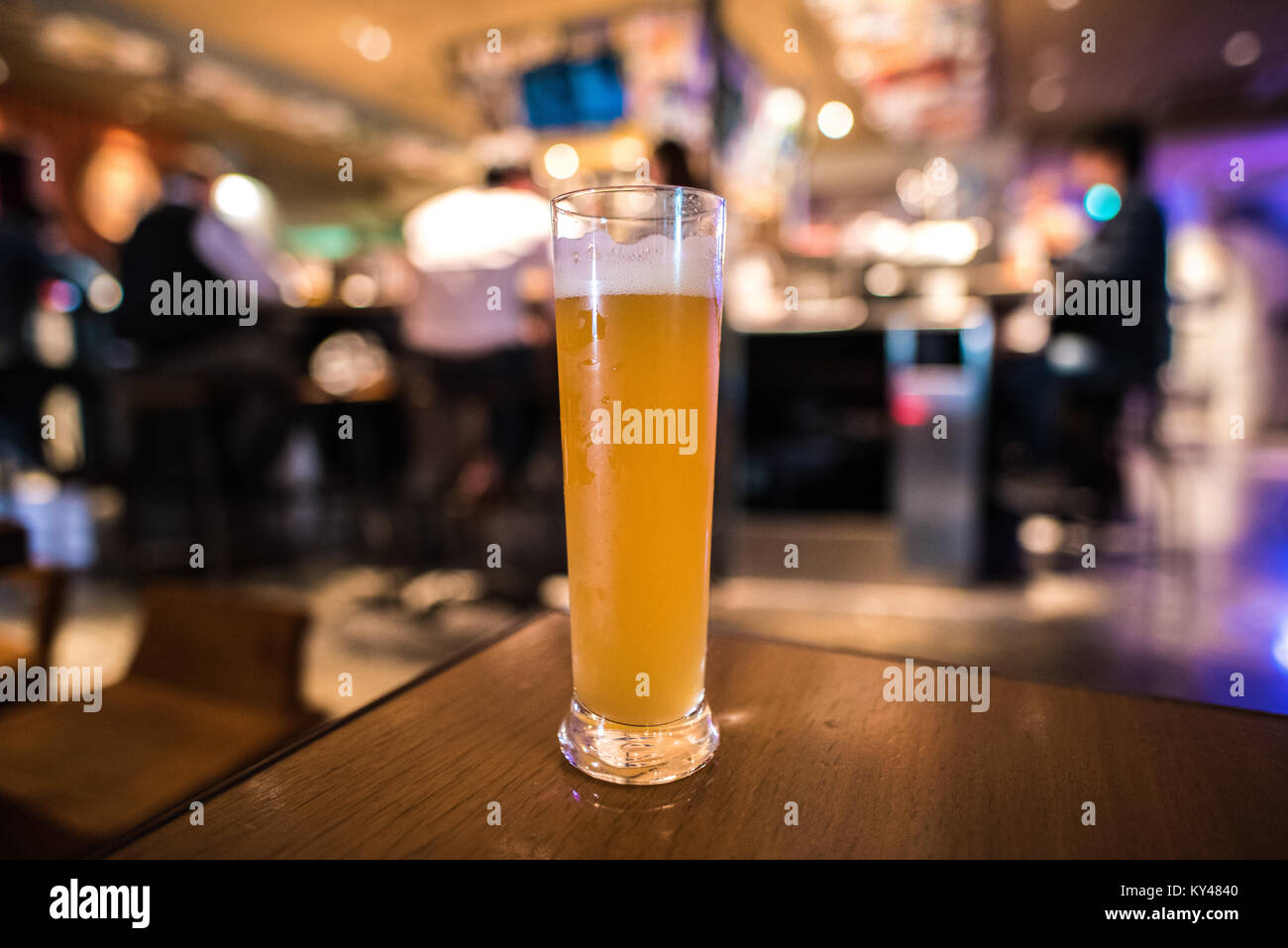 Bicchiere di birra artigianale con sfondo sfocato di birra pub Foto Stock