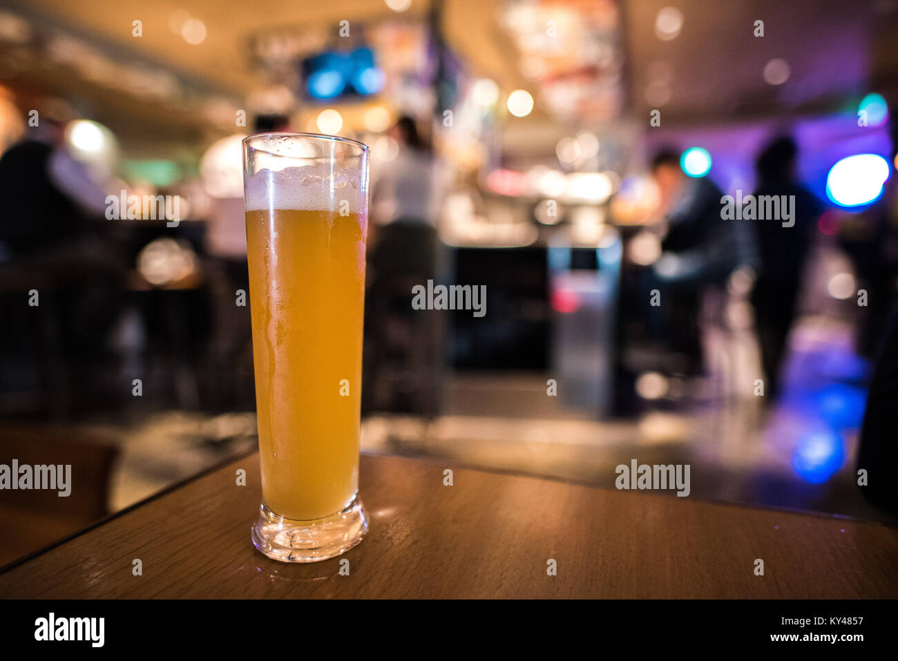 Bicchiere di birra artigianale con sfondo sfocato di birra pub Foto Stock