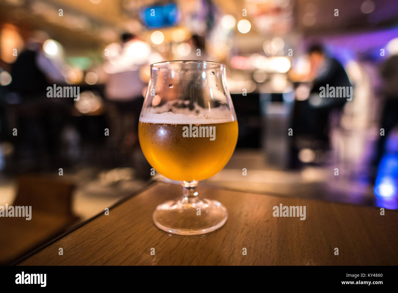 Bicchiere di birra artigianale con sfondo sfocato di birra pub Foto Stock