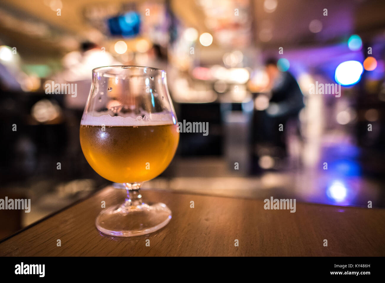 Bicchiere di birra artigianale con sfondo sfocato di birra pub Foto Stock