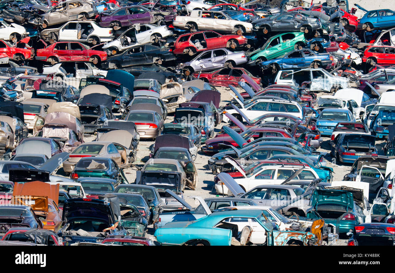 Auto usate in parte fuori cantiere sarà venduto per le parti usate e poi  riciclata per rottami di metallo Foto stock - Alamy