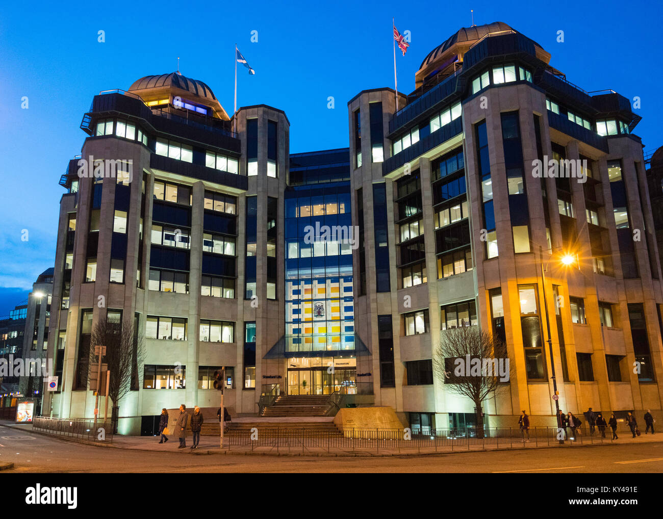 Esterno vista serale di Standard Life ufficio situato nel quartiere finanziario di Edimburgo West End, Scotland, Regno Unito Foto Stock