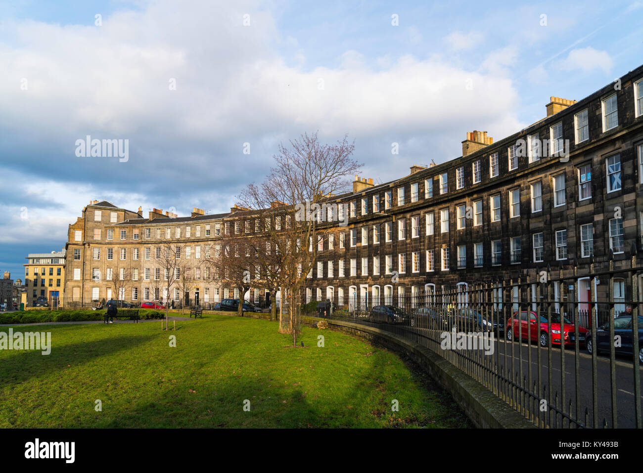 Vista del giardiniere mezzaluna del giardino e via in Edinburgh West End, Scotland, Regno Unito Foto Stock