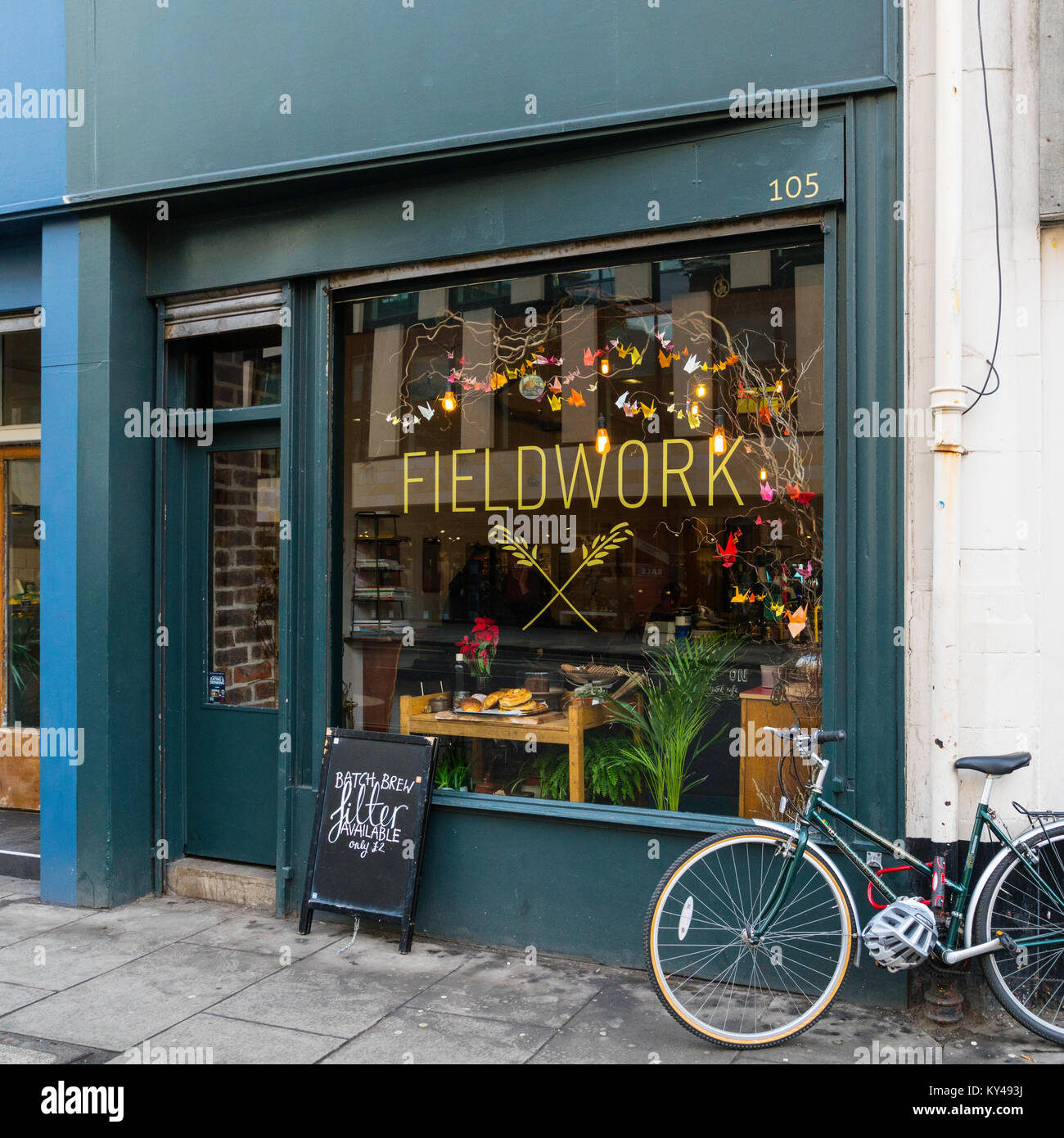 Esterno del piccolo cafe il lavoro sul campo in Edinburgh West End , Scozia, Regno Unito Foto Stock