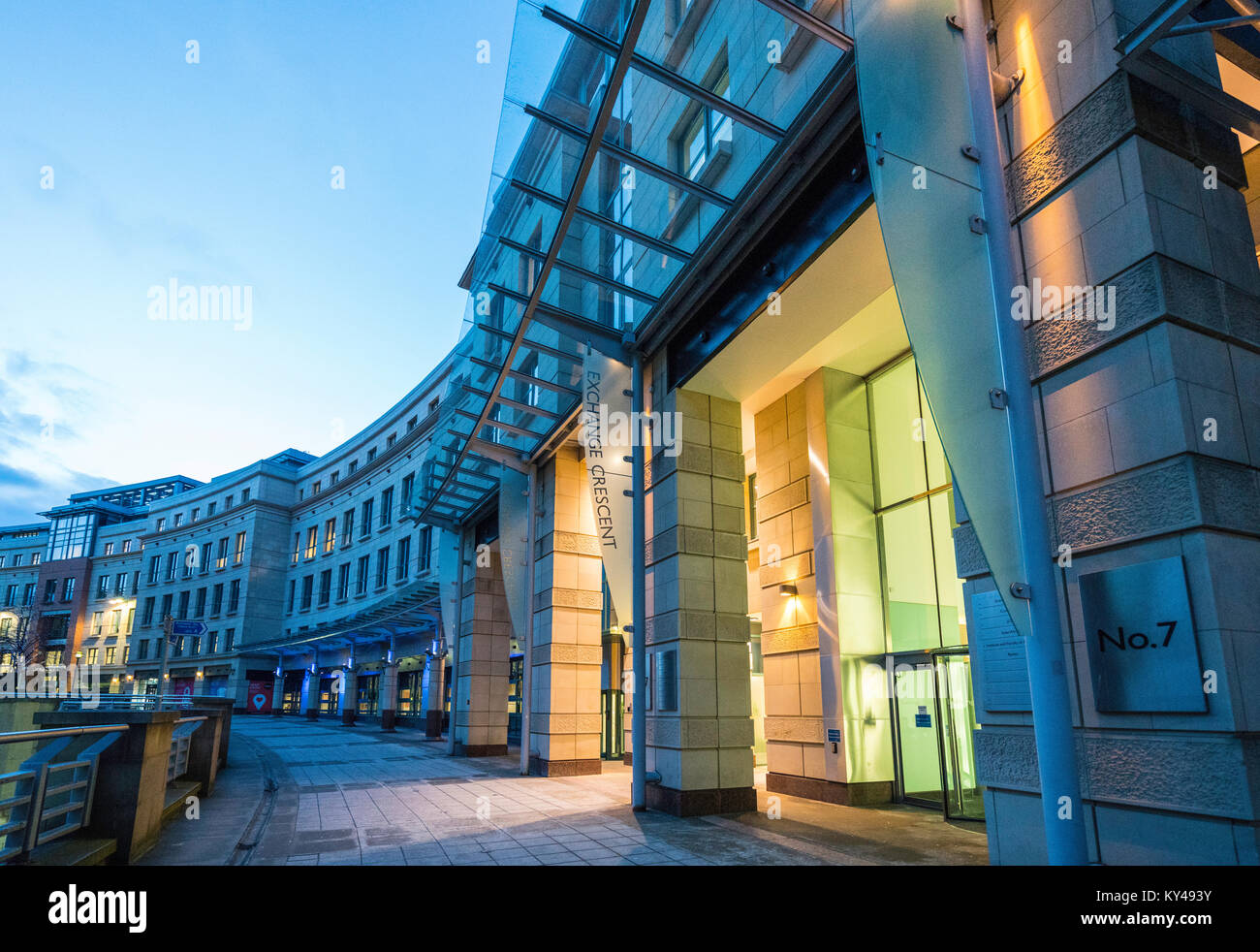 Vista serale di edifici per uffici in Exchange Crescent nel nuovo e moderno quartiere finanziario in Edinburgh West End, Scotland, Regno Unito Foto Stock