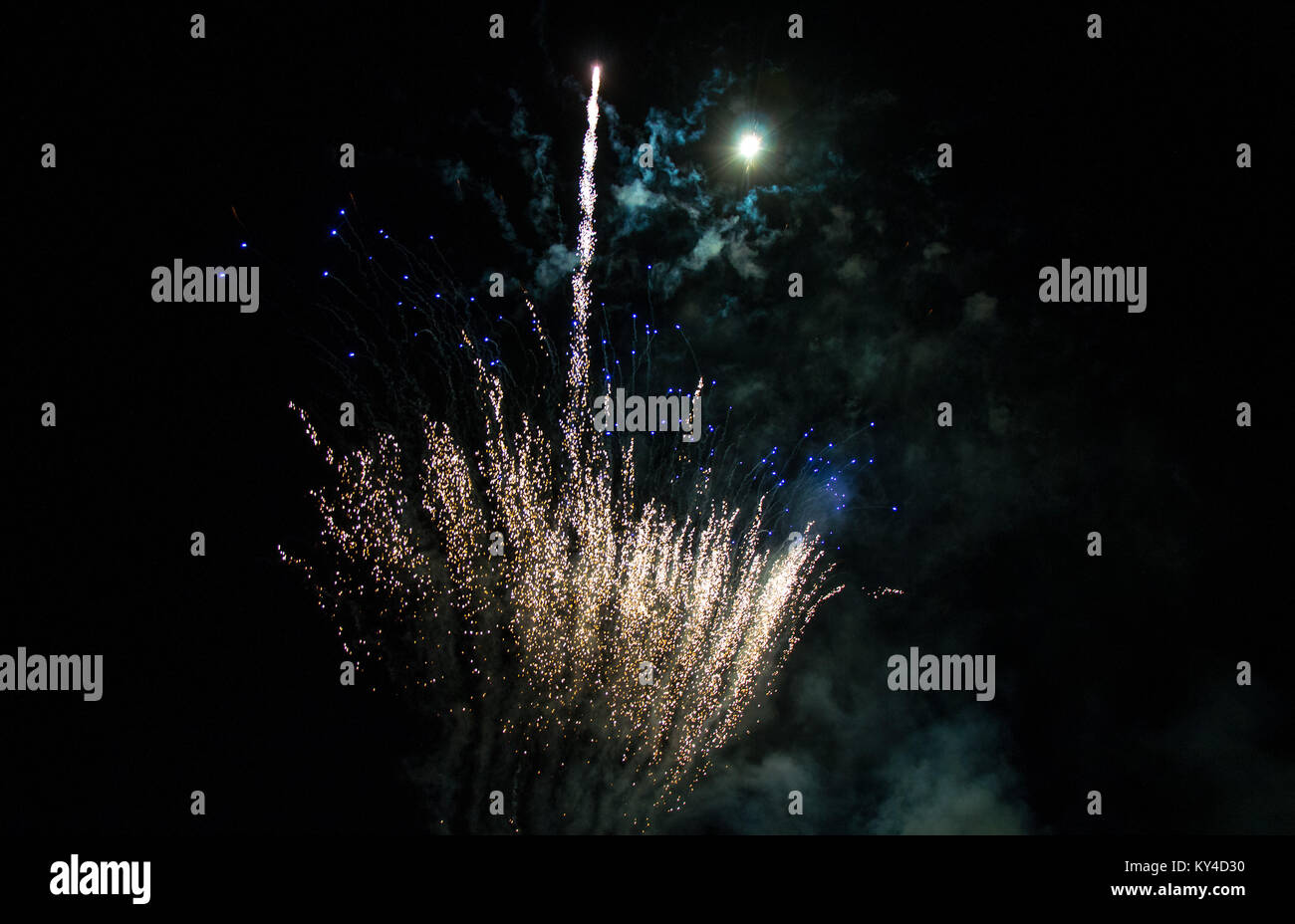 Bello e colorato i fuochi d'artificio per il nuovo anno con la luna. Foto Stock