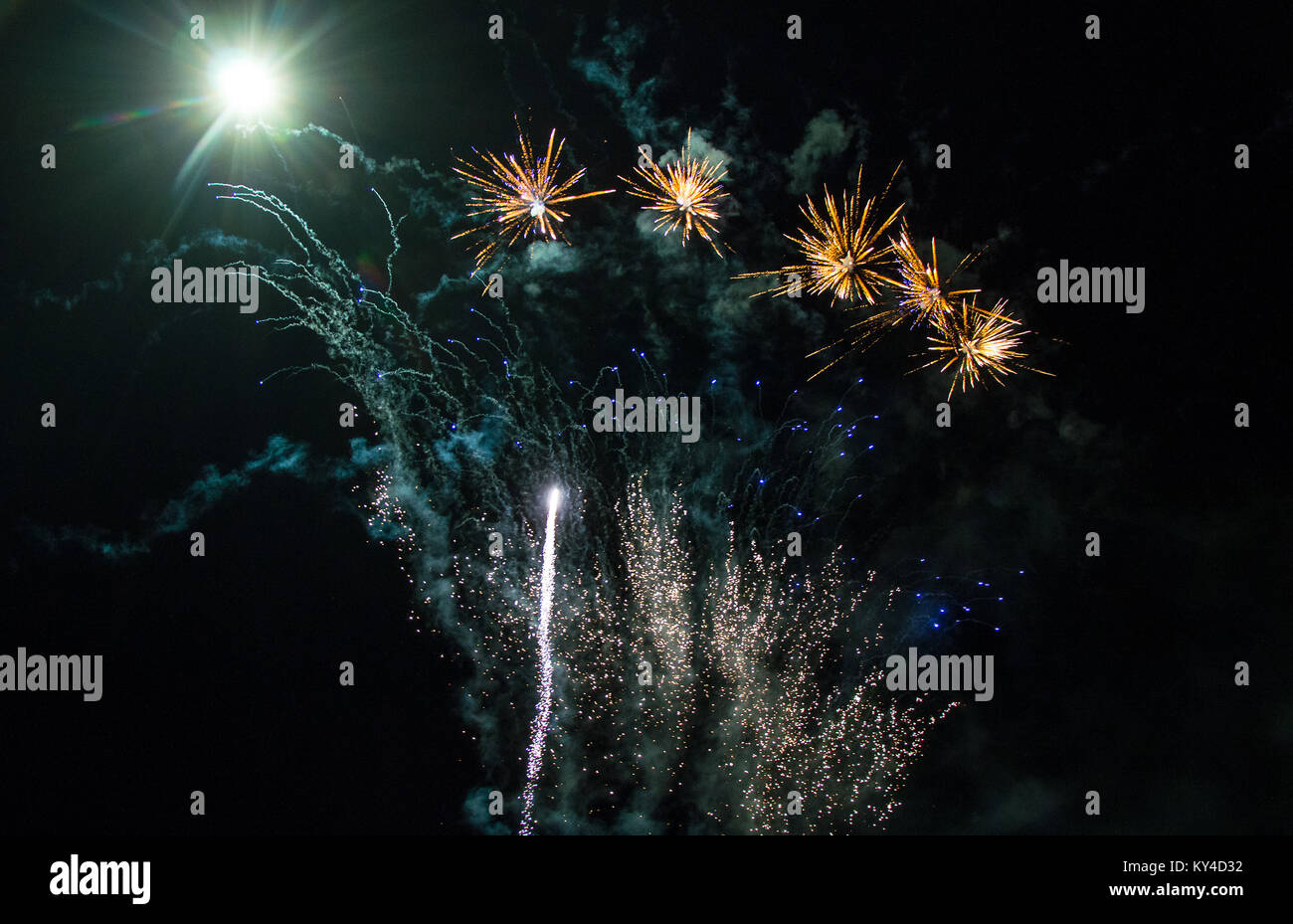 Bello e colorato i fuochi d'artificio per il nuovo anno con la luna. Foto Stock