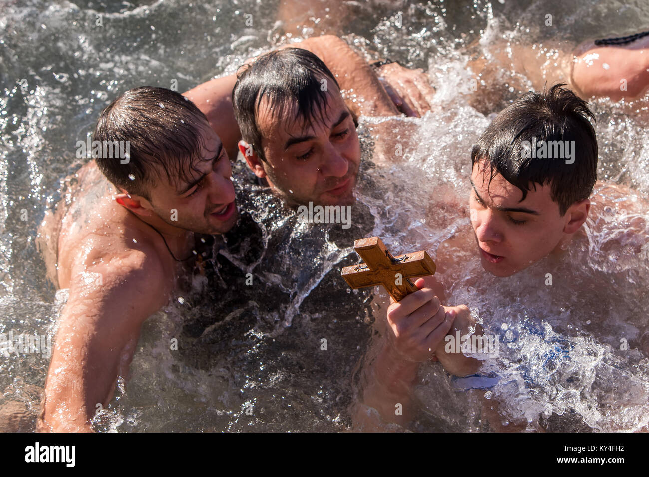 Salonicco, Grecia, 6 Gennaio 2018: un nuotatore baci una croce di legno recuperati dal mare, durante la benedizione dell acqua cerimonia di O Foto Stock