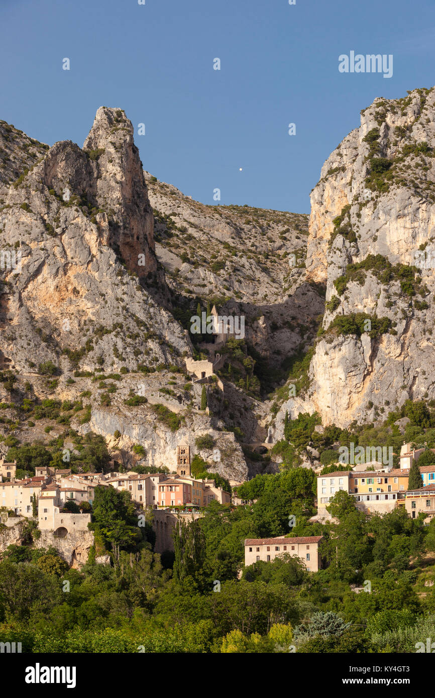 Impostazione della luce solare su Moustier-Sainte-Marie, vicino al Gorges du Verdon, Provenza Francia Foto Stock