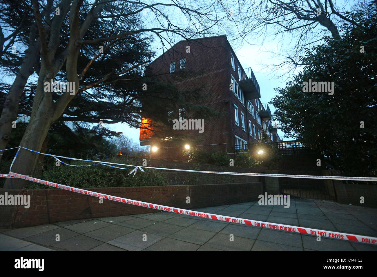 Uno degli ingressi al Ollgar vicino al suo incrocio con la vecchia strada in quercia, Shepherd's Bush dopo un fatal stabbing. Foto Stock